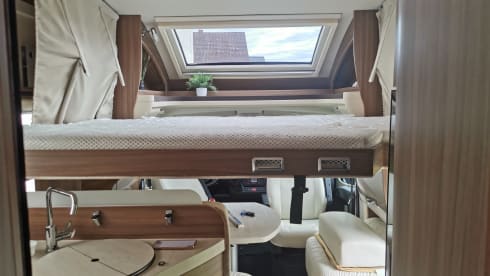 "Flieger" – Semi-integrated top mobile home Euramobil Profila RS ****