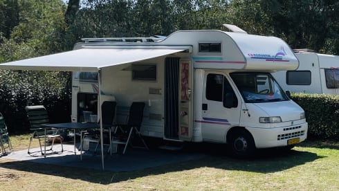 Tante Adria – Nice & spacious Adria camper (6 pers.) With garage, fixed bed and inventory!