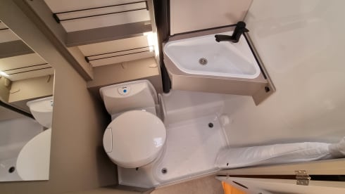 2026 NIEUW! – 🚐 LMC Splinternieuwe ruime half-integraal voor 4 personen