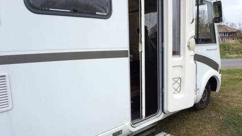 Kap – 4 person Hymer integrated with length beds!