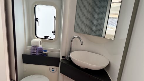 Tiny – 2p Adria Mobil campervan uit 2022