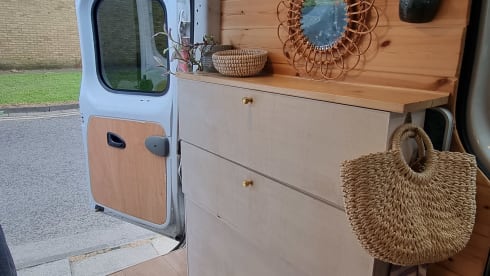 Molly – Beautifully converted Off-grid Campervan