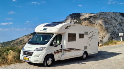 Beautiful 2 to 5 person MC Louis Sovereign 60G motorhome