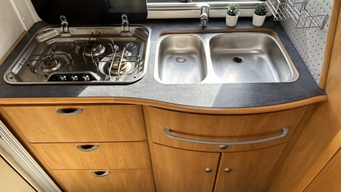 Discover freedom with our fresh Hymer B 584 – with bar layout, lifting bed 