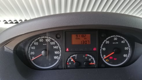 Beautiful 6-person camper, fully equipped, dogs allowed