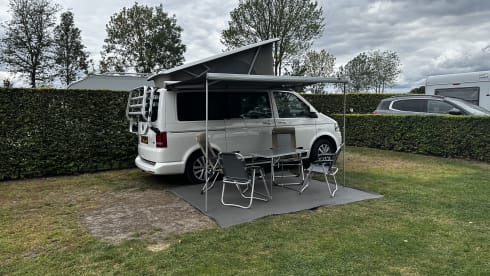 Compleet uitgerust met keuken, bustent & fietsenrek – 4p Volkswagen campervan from 2015