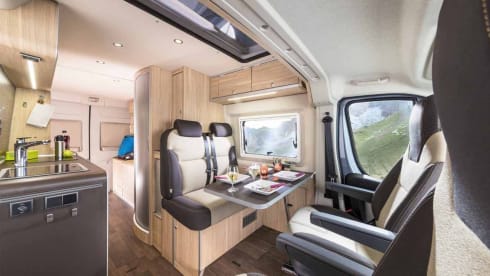 Fiat Hymercar Emmen  – Complete 4 Pers. Fiat Hymer Yellowstone Buscamper Sleeping Roof Model 2018. 