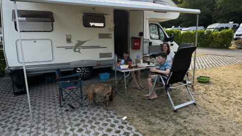 Cozy and complete 5 person camper