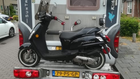 nooitverwacht – beautiful 6.05m with solar panel oven 2.8 jtd and scooter carrier