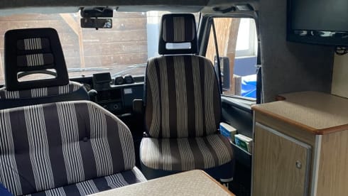 Robert 💕 – Cozy camper for 4 people. with engine block from 2014!