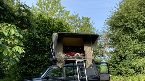 WOLF V8 – Adventure & freedom with a Land Rover with roof tent!