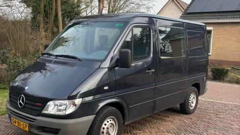 Bennie Benz – 2p Mercedes-Benz campervan uit 2003