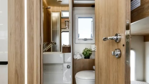 Mount Everest – BRAND NEW 6 Berth Roller Team Auto-Roller 707 (2025) Manual