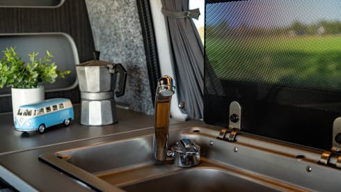 Volkswagen T5 Camperbus 4 persons 
