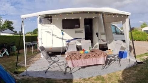 Luxurious & complete 4-6 person camper.