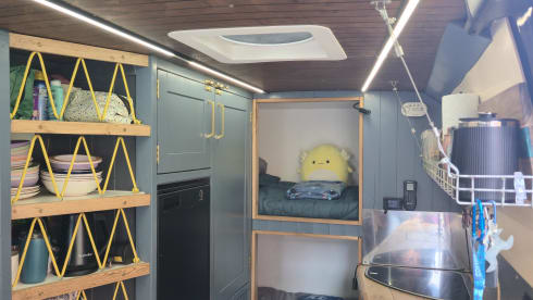 Guinevere – 4 berth Mercedes-Benz bus + Extras
