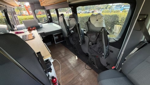 De Avonturierbus 🚐 – Zweisitziger Mercedes-Benz Bus aus dem Jahr 2010