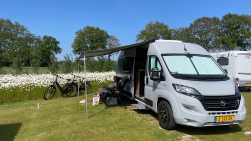 Niks hoeve – 4p Carado bus uit 2021