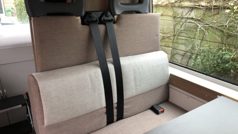 4-person Peugeot bus from 2017, sleeping 2 people