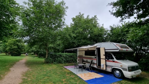 De Flint 3a – 6-person cozy alcove camper
