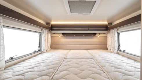 Super camper with 5 fixed beds! 2023