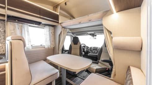 Super camper with 5 fixed beds! 2023