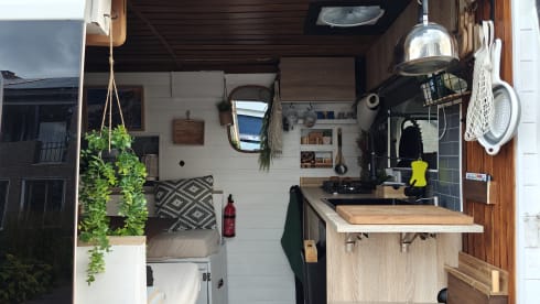 Loesje – Unique 2-person campervan for adventure & luxury!