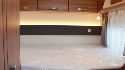 New luxury and spacious Weinsberg Caraloft with lift bed (W1)