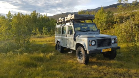 110 grijs – Land Rover Defender 110 with roof tent