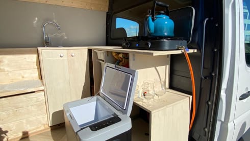Cochonnette – Stealth & basic camper bus with XL bed