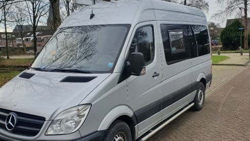 Laura – Delicious compact machine with all amenities and 2x air conditioning!