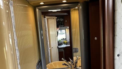 June – Super cozy and complete 2p camper! 