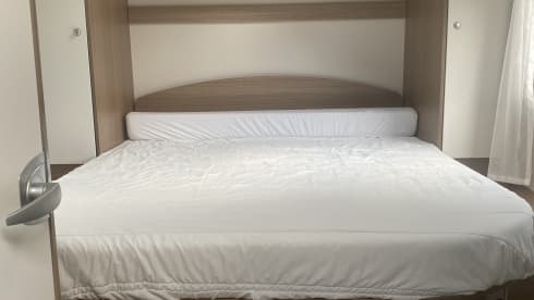 Modern luxury semi-intergraal Camper 4 persons