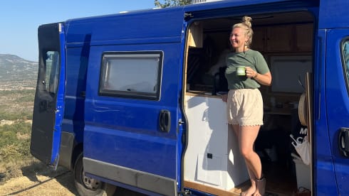 Ollie – Comfortable, attractive 2 person bus camper