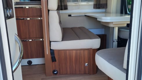XL 670 SL – Very spacious Adria alcove camper with air conditioning
