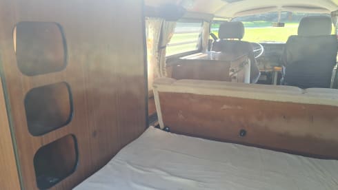 2p Volkswagen campervan uit 1969