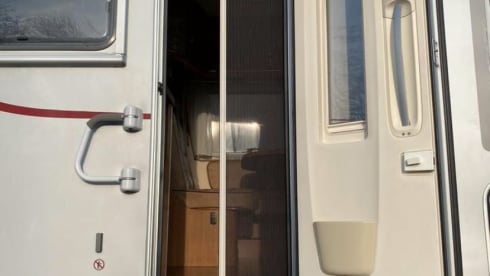 4p Hymer B 674 SL integrated from 2009 including length beds and fold-down bed