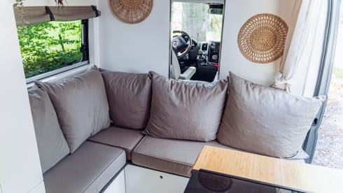 El Monstro – Luxurious and comfortable 2 person camper bus