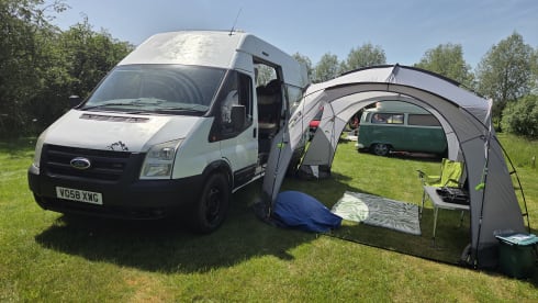 Freddie – 2-persoons campervan die volledig zelfvoorzienend is.