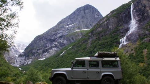 110 grijs – Land Rover Defender 110 with roof tent