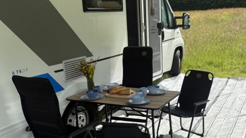 Camper Kai – Relax on your journey with a luxurious Adria Sunliving alcove camper