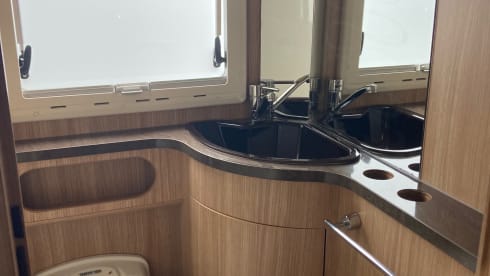 Nice, spacious alcove family camper with lots of light!