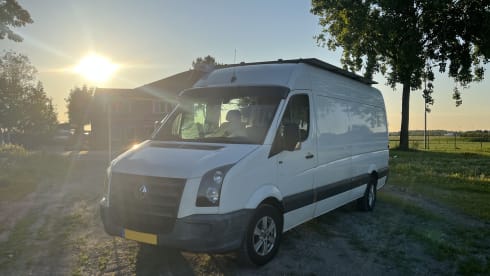 Albatros – The ultimate off-grid camper van: indoor shower, electric cooking and more