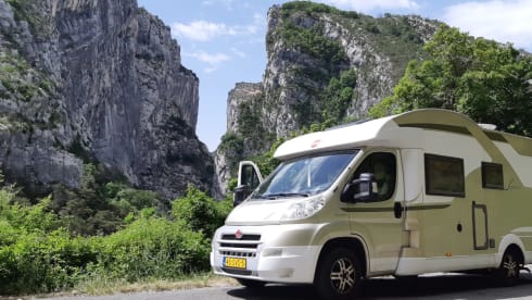 Neat, complete and comfortable family camper