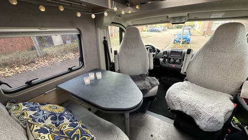 2p Pössl bus uit 2021