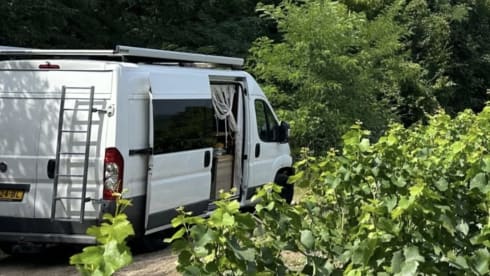 Loesje – Unique 2-person campervan for adventure & luxury!