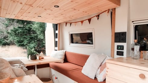 Highlander – Fast, cool and cozy camper bus!