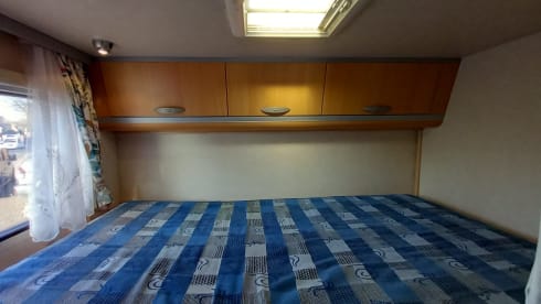 Family camper with XL garage and a cozy sitting area! (6Person)