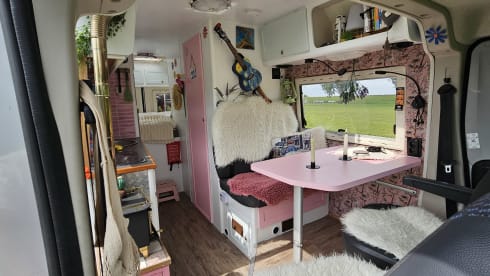 Avonturenbus – Cozy, fresh camper van, self-sufficient.