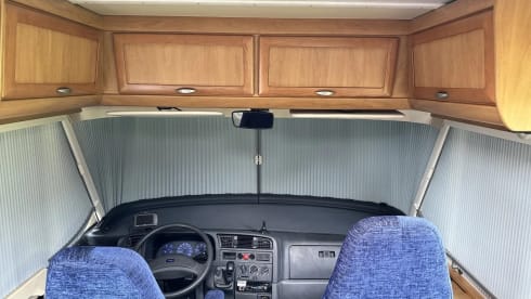 Compleet uitgeruste Hymer vast bed airco zonnepan. 